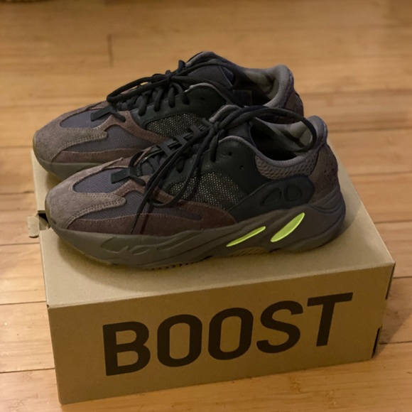 Yeezy Boost 700 - Picture 2 of 7